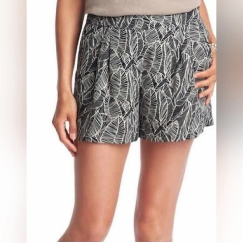 NWT/Loft black and white design shorts size large